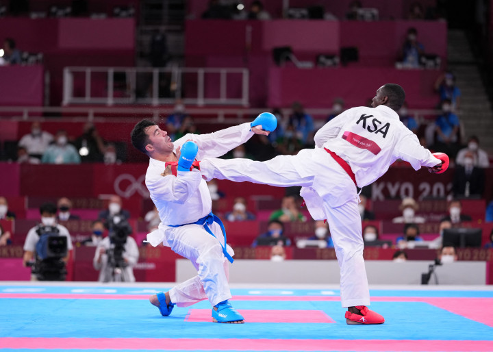 Tareg Hamedi fejberúgja Szadzsad Gandzsadehet a férfi +75 kilogrammos súlycsoportjának döntőjében. Fotó: KAZUKI WAKASUGI / YOMIURI / THE YOMIURI SHIMBUN VIA AFP