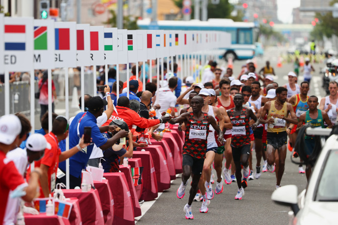 A frissítőért nyúló Eliud Kipchoge végig elöl futva kontrollálta a maratont – Fotó: Feline Lim / Reuters