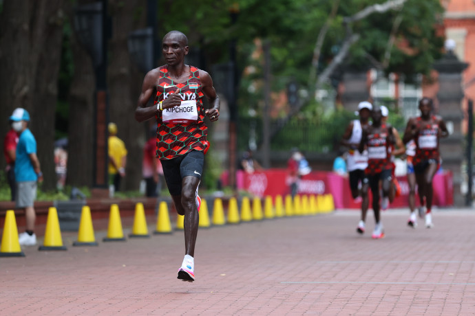 Eliud Kipchoge 31 kilométernél hagyott ott mindenkit az olimpiai maratonon – Fotó: Kim Hong Ji / Reuters