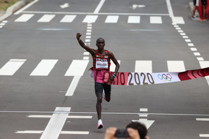 Eliud Kipchoge a hőségben is könnyed versenyzéssel őrizte meg a maratonfutás trónját