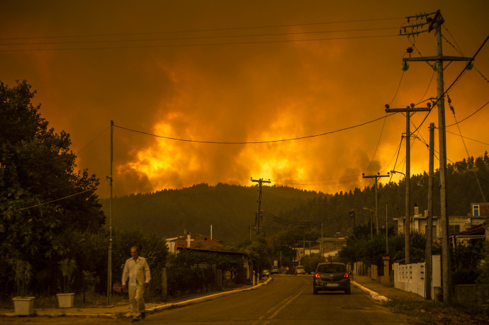 Hatalmas tűz pusztít Évia szigetén – Fotó: Angelos Tzortzinis / AFP