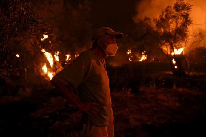 Egy férfi szemléli a tüzet Vasilika faluban Évia szigetén – Fotó: Alexandros Avramidis / Reuters