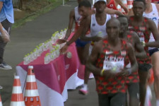 A sportszerűtlenség csúcsa: a pusztító hőségben direkt lesöpörte a vizet társai elől a francia olimpiai maratonfutó
