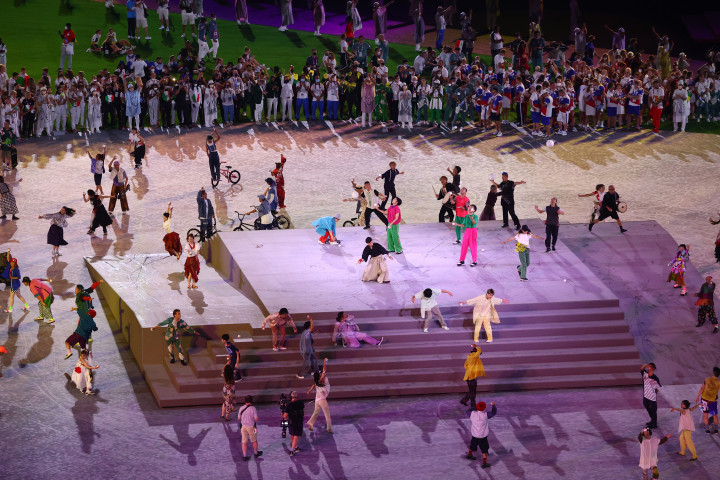 BMX-esek és zsonglőrök a tokiói olimpia záróünnepségén – Fotó: Fabrizio Bensch / Reuters