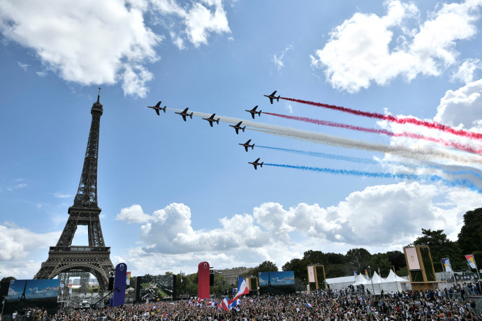 Párizs rendezi a következő olimpiát 2024-ben, a záróünnepségen vették át a stafétát Tokiótól – Fotó: Stephane de Sakutin / AFP