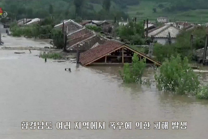 A tetőig áll a víz észak-koreai településeken, több ezer embert kellett evakuálni