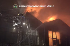 A tűzoltók kiadtak egy videót a Főtaxi épülete mellett égő hatalmas tűzről