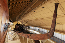 Új múzeumba szállították az ókori Egyiptom legrégibb és legnagyobb napbárkáját