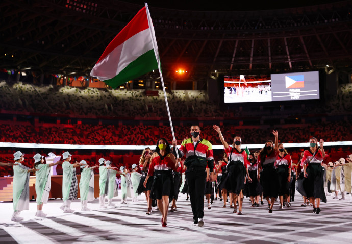 Az olimpia megnyitóünnepségén, július 23-án Cseh László és Mohamed Aida viszi a magyar zászlót – Fotó: Kai Pfaffenbach / Reuters