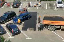 Elfelejtették lezárni a parkolót, ezért inkább körbeaszfaltoztak egy autót Romániában