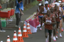 A sportszerűtlenséggel vádolt maratonista azt állítja, a csúszós palackok miatt tarolta le a frissítőket társai elől