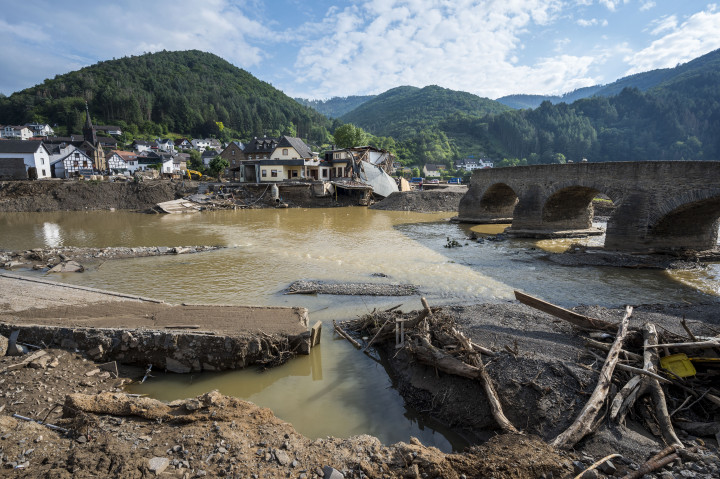 A 2021. júliusi szélsőséges esőzések okozta áradás pusztítása egy németországi faluban – Fotó: Thomas Lohnes / Getty Images