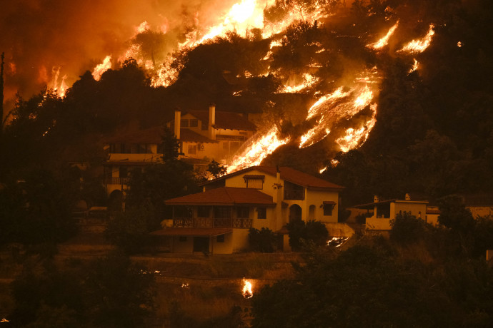 Lángol az erdő egy település házai körül Évia Szigetén 2021. augusztus 8-án – Fotó: Alexandros Michailidis / SOOC / AFP