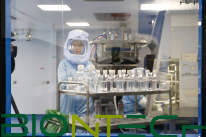 A BioNTech vezére szerint egyelőre felesleges változtatniuk a vakcinájukon