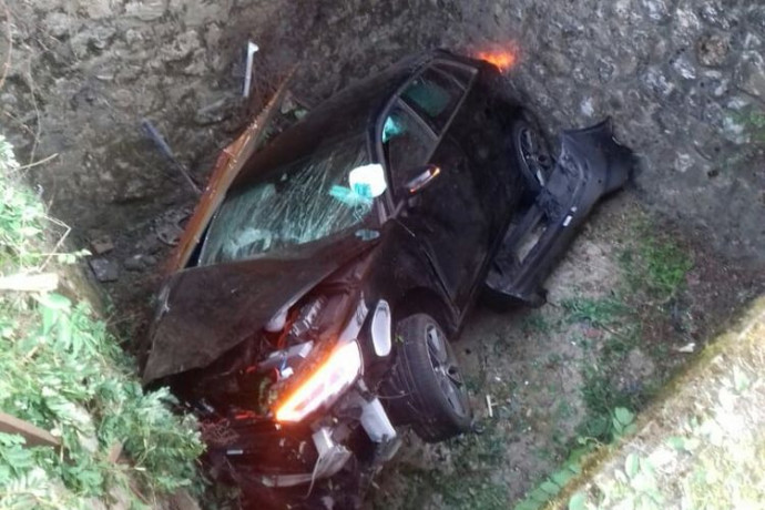 Négy méter mély árokba zuhant egy kocsi Tolna megyében, egyik utasa súlyosan megsérült