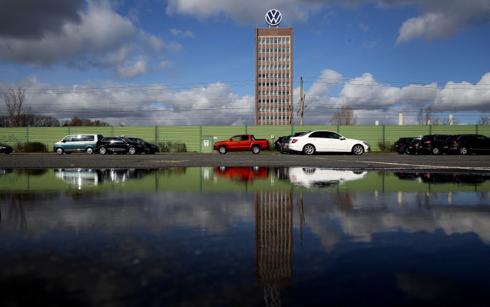 A Volkswagen-emblémás toronyház a wolfsburgi gyár területén – Fotó: Ronny Hartmann / AFP