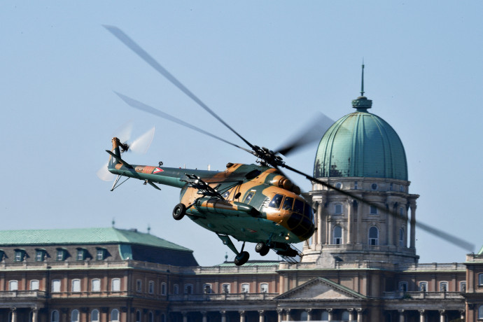 Csütörtök délelőtt helikopterek gyakorlatoznak a Duna felett