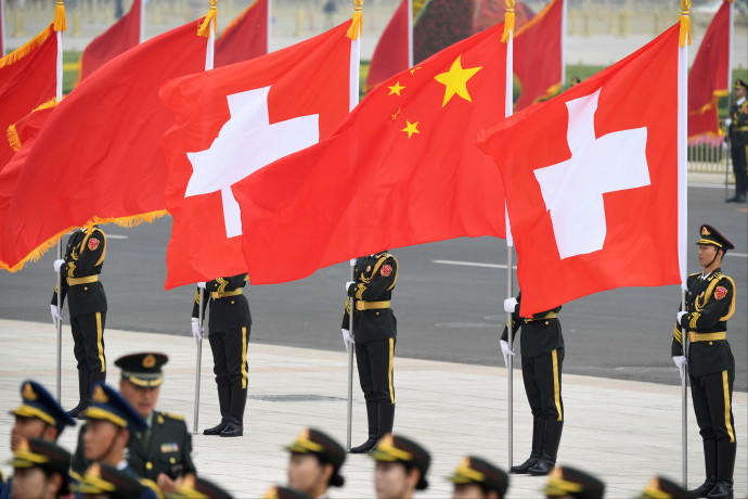 Egy nem létező, Wilson Edwards nevű svájci biológusra hivatkozva kritizálta a WHO-t a kínai állami média