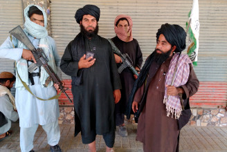 Összeomlás Afganisztánban: hetek alatt foglalták el a fél országot a tálibok