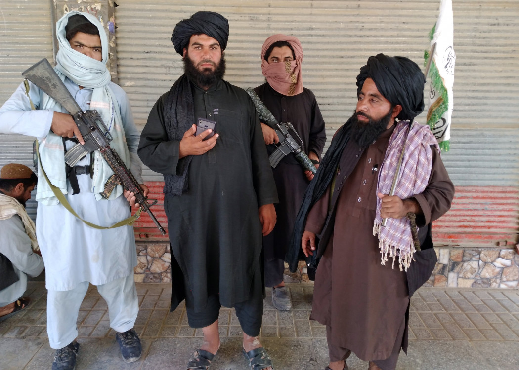 Radikális iszlamista tálib harcosok járőröznek az általuk elfoglalt nyugat-afganisztáni Faráh városban 2021. augusztus 11-én – Fotó: Mohammad Asif Khan / AP / MTI