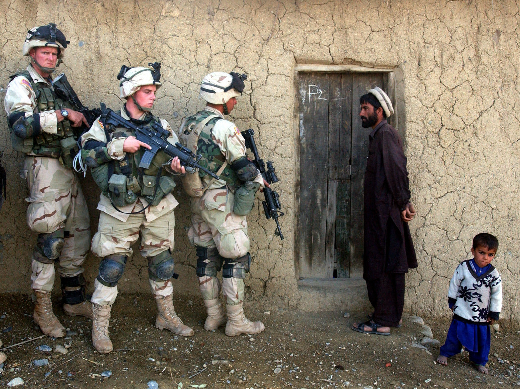 Amerikai katonák kutatják át egy afgán család otthonát 2002 novemberében – Fotó: Scott Nelson / Getty Images