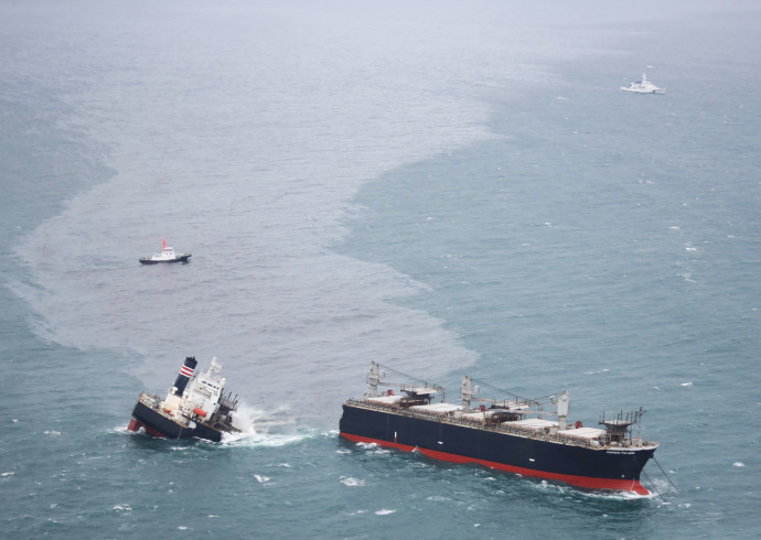 A kettéhasadt hajó – Fotó: TOSHIKAZU SATO / YOMIURI / THE YOMIURI SHIMBUN VIA AFP