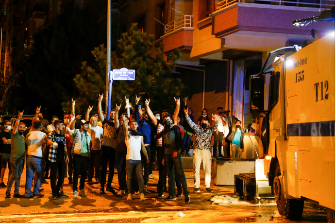 Autókat borogattak és kirakatokat törtek be Ankara szír negyedében egy gyilkossági ügy miatt