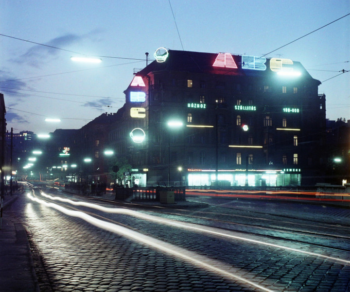 Neonok Budapesten a Margit körúton (Mártírok útja) és a Teréz körúton (Lenin körút) az 1960-as évek végén – Fotó: Bauer Sándor; Főfotó / Fortepan