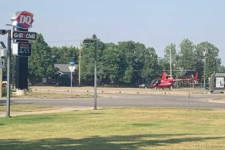 Vádat emeltek egy pilóta ellen, amiért autóparkolóban rakta le a helikopterét addig, amíg fagyit vásárolt Kanadában