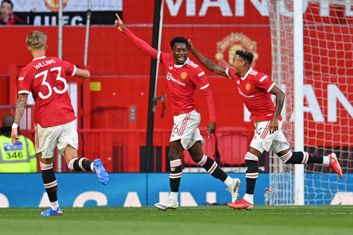 A Manchester United játékosa, Anthony Elanga ünnepli a gólját a Brentford elleni angol Premier League barátságos labdarúgó-mérkőzésen Manchesterben 2021. július 28-án – Fotó: Paul ELLIS / AFP