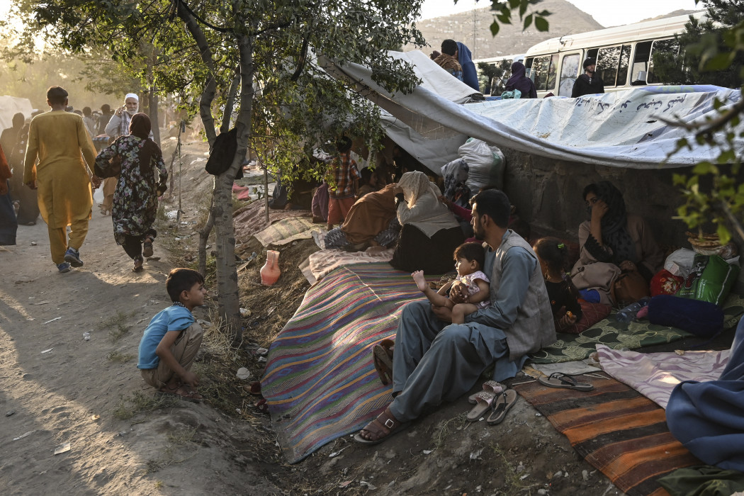 Több tízezer embernek kellett elhagynia az otthonát, most utcákon, tereken élnek minimális élelemmel és vízzel ellátva – Fotó: Wakil Kohsar / AFP