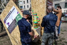 Negyvenezer forint kártérítésre kötelezték a Mi Hazánk és a Légió Hungária plakátjaira ikszet rajzoló nőt