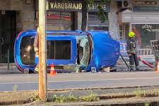 Villanyoszlopnak és tűzcsapnak ütközött egy Porsche a II. kerületben, egy bolt kirakatát is betörte