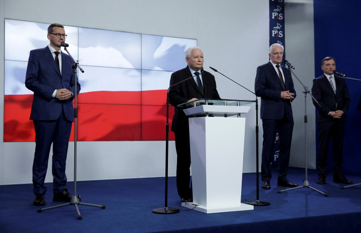 Mateusz Morawiecki miniszterelnök, Jarosław Kaczyński (Jog és Igazságosság), Jarosław Gowin (Egyetértés) vezetője és Zbigniew Ziobro (Szolidáris Lengyelország) a koalíciós megállapodás aláírása után Varsóban 2020. szeptember 20-án – Fotó: David Zuchowicz/Agencja Gazeta/Reuters