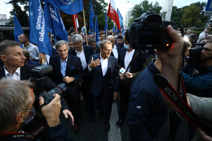 Donald Tusk volt lengyel miniszterelnök a lengyel médiatörvény módosításának megszavazása elleni demonstráción a szejm, a lengyel parlament épülete előtt Varsóban 2021. augusztus 10-én – Fotó: STR / NurPhoto / Getty Images