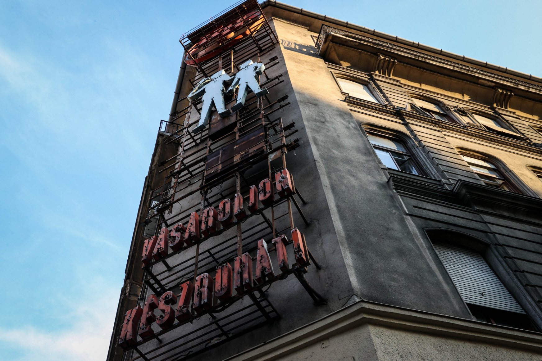 Mentsük meg a főváros utolsó neonreklámjait!