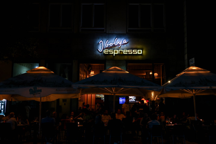 Az 1968-ban nyílt, mára legendás Ibolya espresso neonfelirata ma is működik – Fotók: Huszti István / Telex