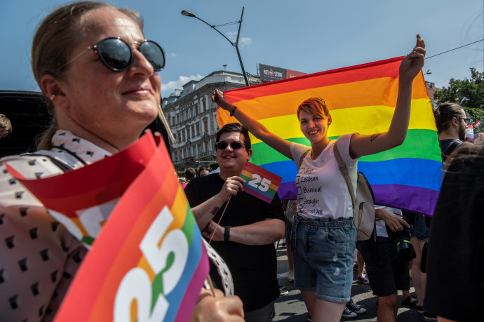 Medián: A magyarok többsége elfogadó, és nem hisz abban, hogy meleggé lehet válni attól, hogy hallunk róla