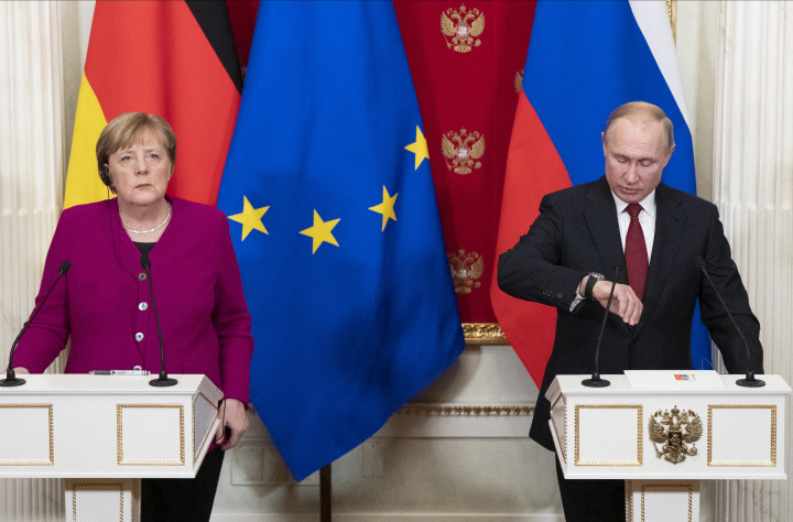 Angela Merkel és Vlagyimir Putyin sajtótájékoztatója 2020. január 11-én – Fotó: Pavel Golovkin / POOL / AFP