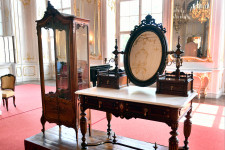 A Gödöllői Kastélyban állították ki Erzsébet királyné egykori fésülködőasztalát és üveges vitrinjét