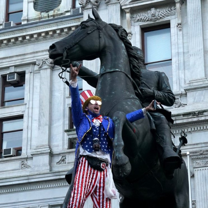 Ötből három pontban biztosan veri az USA Európát válságkezelésben, és még ingyenpénzt is oszt