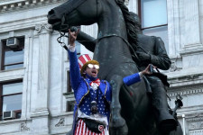 Ötből három pontban biztosan veri az USA Európát válságkezelésben, és még ingyenpénzt is oszt