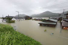 956 milliméternyi eső esett Japán déli részén, halálos áldozata is van az áradásnak