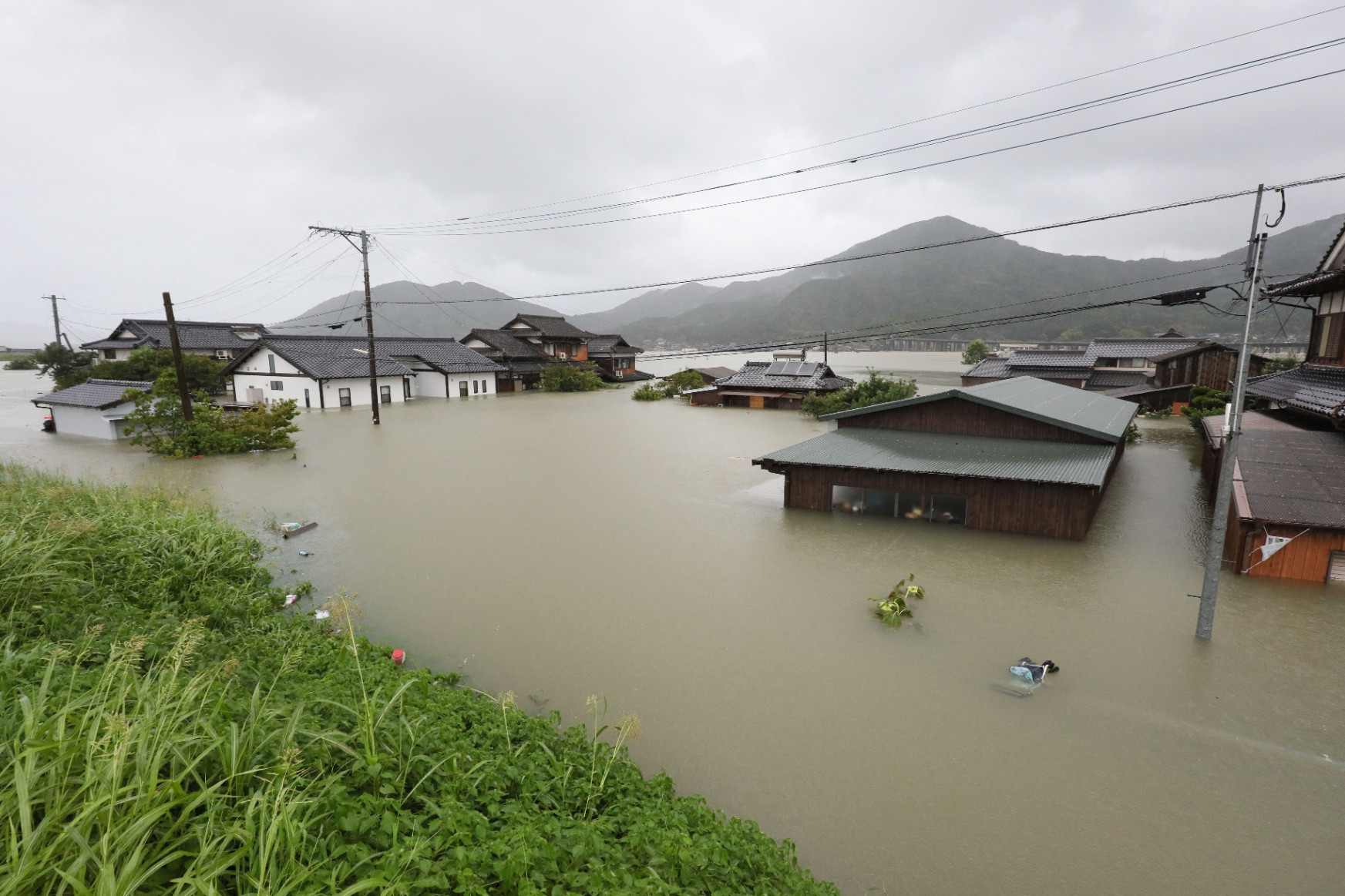 956 milliméternyi eső esett Japán déli részén, halálos áldozata is van az áradásnak