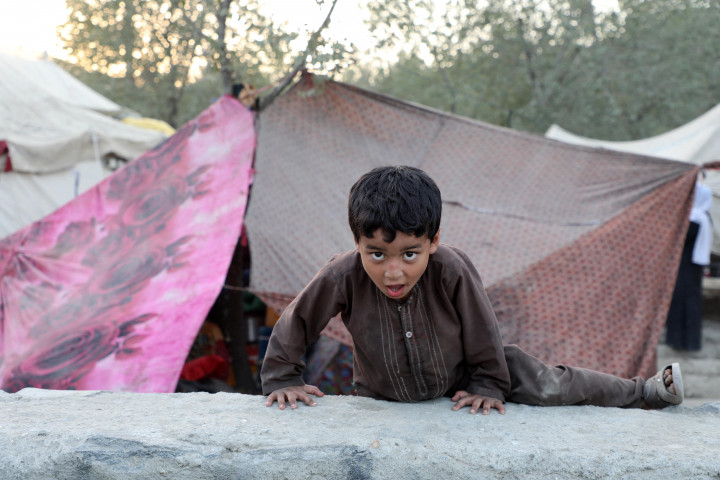 Több ezer család érkezett augusztus 10-én Kabulba a talibánok elől menekülve az ország északi, északkeleti területeiről. Ők azóta útmenti sátortáborokban, parkokban küzdenek a túlélésért – Fotók: Sayed Khodaiberdi Sada / Anadolu Agency via AFP