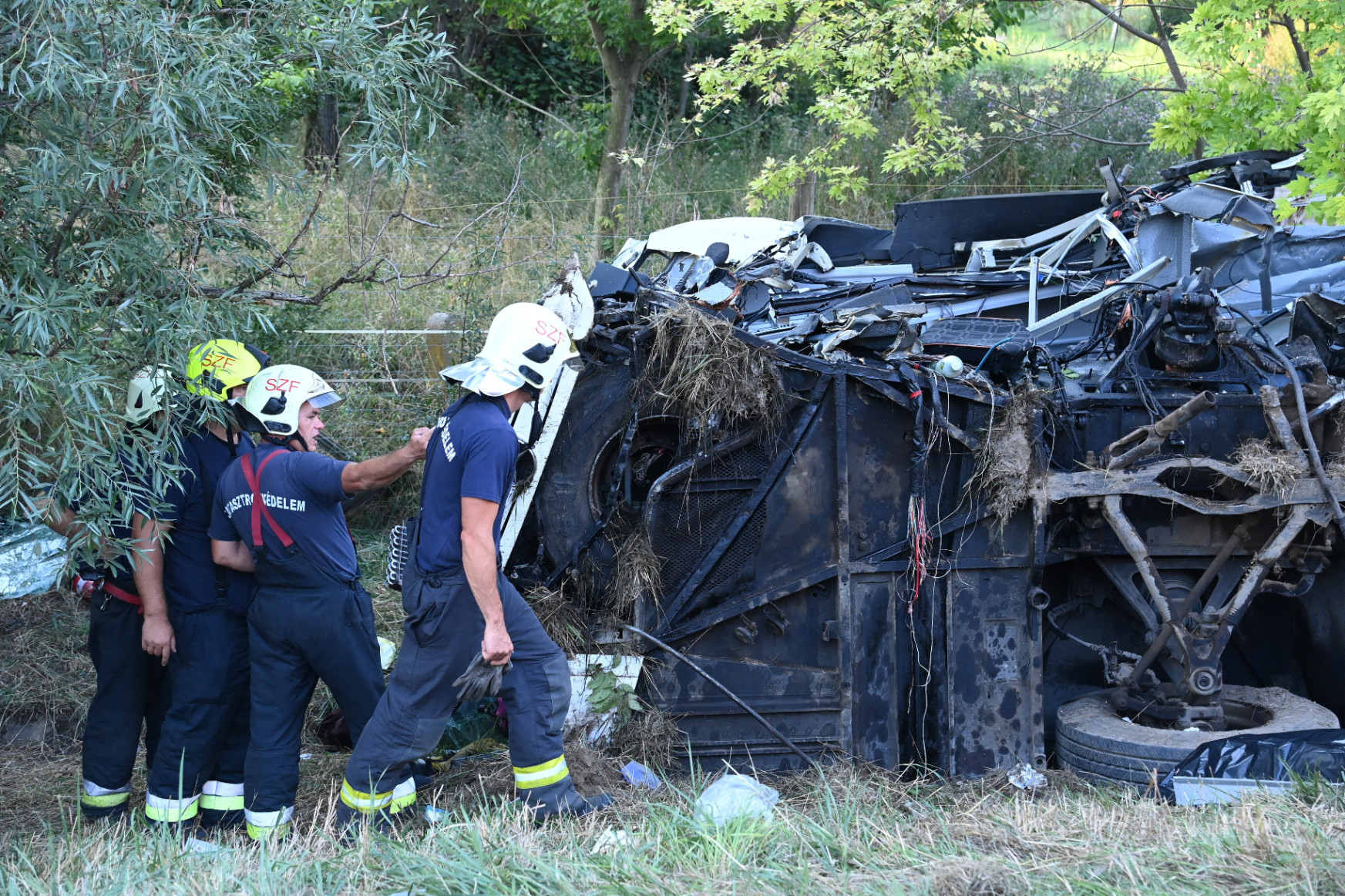 Árokba borult egy busz az M7-es autópályán, nyolc utas meghalt