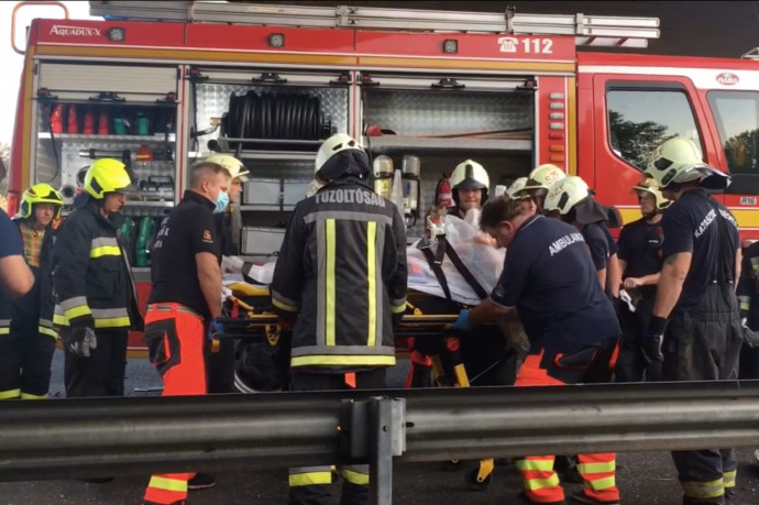 Videón, ahogy a tűzoltók mentik az utasokat az árokba borult buszból