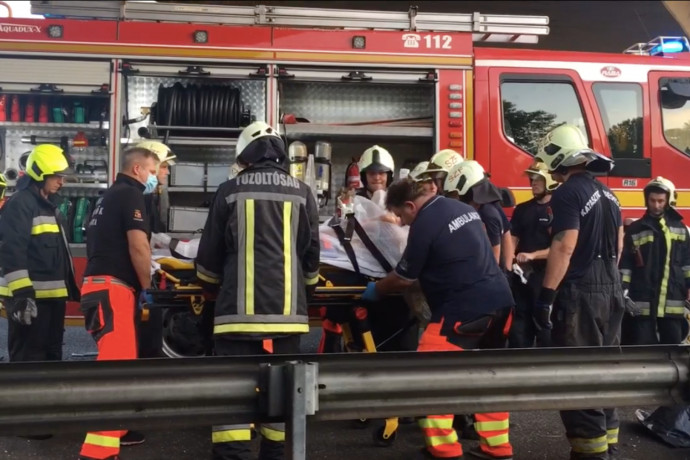 Videón, ahogy a tűzoltók mentik az utasokat az árokba borult buszból