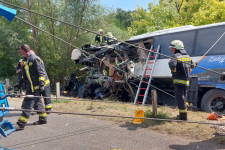 Kiemelték a balesetet szenvedett buszt az M7-esen, befejezték a helyszínelést, elindult a forgalom