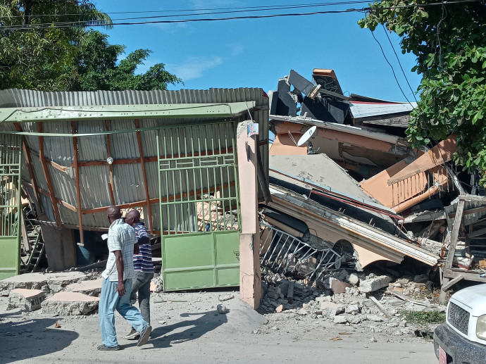 Több ház is összedőlt Les Cayes városában – Fotó: Stanley Louis / AFP